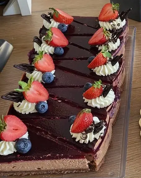 čokoládový cheesecake s přelivem z lesního ovoce