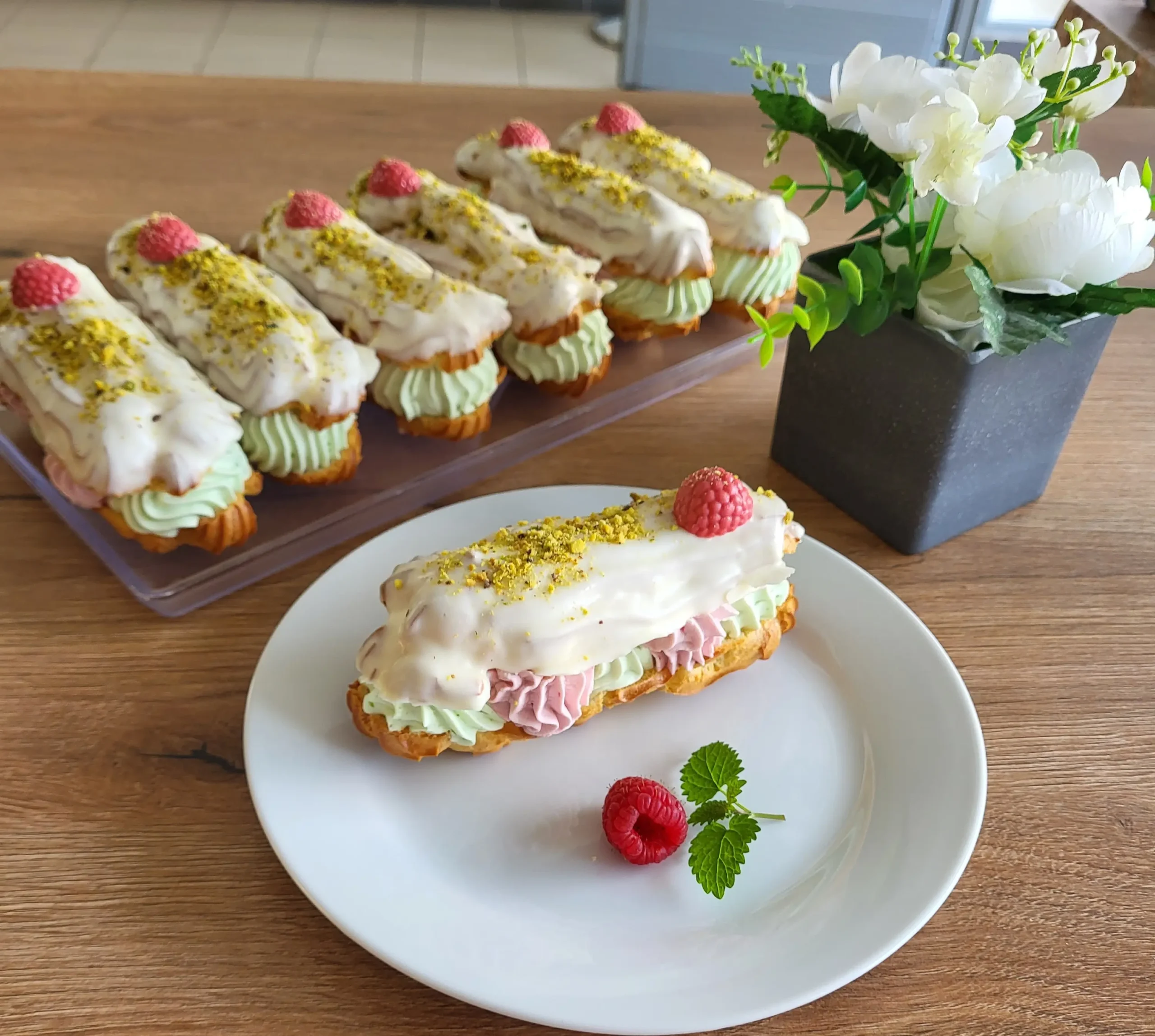 pistáciovo-malinová eclair